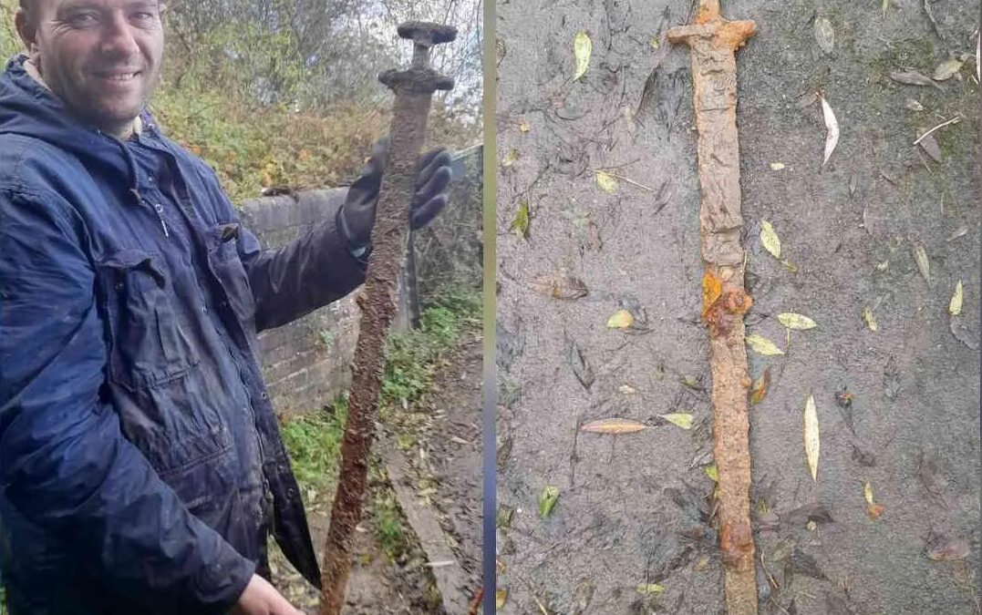 Pescador de imanes encuentra espada vikinga reposando en el fondo de un río local por más de 1000 años